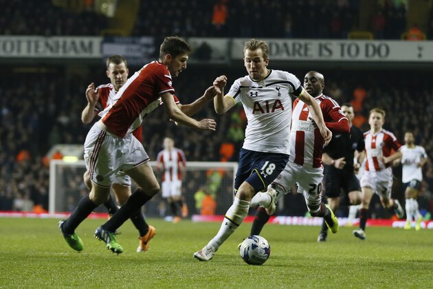 Tottenham’s Harry Kane, right attempts to get past Sheffield United’s Ryan Flunn during their English League Cup semifinal 1st leg soccer match between Tottenham Hotspur and Sheffield United, at the White Hart Lane stadium in London, Wednesday, Jan. 21, 2015. (AP Photo/Alastair Grant)