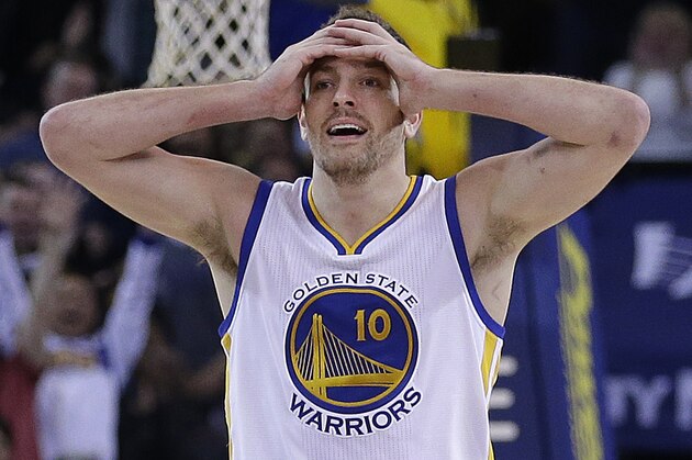 Golden State Warriors' David Lee (10) reacts to a score made by Klay Thompson during the third quarter of an NBA basketball game against the Sacramento Kings Friday, Jan. 23, 2015, in Oakland, Calif. (AP Photo/Ben Margot)