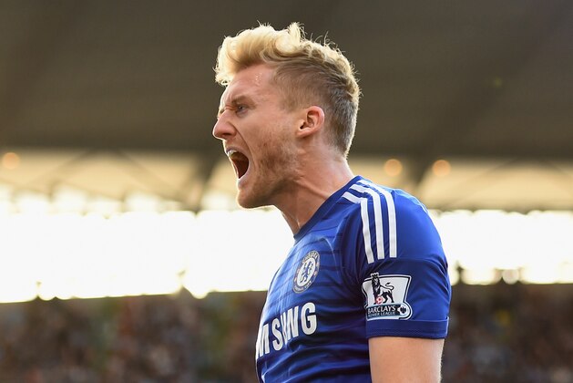 MANCHESTER, ENGLAND - SEPTEMBER 21:  Andre Schurrle of Chelsea celebrates scoring the first goal with his team-mates during the Barclays Premier League match between Manchester City and Chelsea at the Etihad Stadium on September 21, 2014 in Manchester, England.  (Photo by Shaun Botterill/Getty Images)