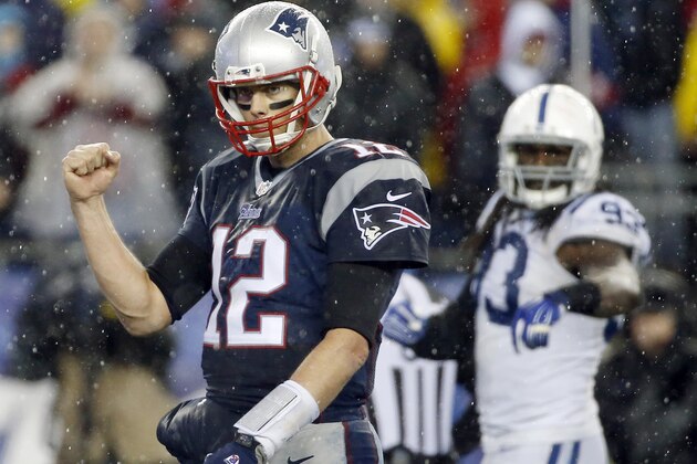 Tom Brady, de los Patriots de Nueva Inglaterra, festeja un touchdown de LeGarrette Blount en la segunda mitad de la final de la Conferencia Americana contra los Colts de Indianápolis, el domingo 18 de enero de 2015 (AP Foto/Elise Amendola)