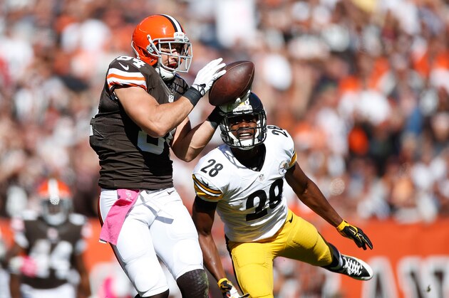 CLEVELAND, OH - OCTOBER 12:  Jordan Cameron #84 of the Cleveland Browns makes a second quarter touchdown catch in front of Cortez Allen #28 of the Pittsburgh Steelers at FirstEnergy Stadium on October 12, 2014 in Cleveland, Ohio.  (Photo by Gregory Shamus/Getty Images)