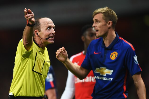 LONDON, ENGLAND - NOVEMBER 22: Referee Mike Dean talks to Darren Fletcher of Manchester United during the Barclays Premier League match between Arsenal and Manchester United at Emirates Stadium on November 22, 2014 in London, England.  (Photo by Michael Regan/Getty Images)