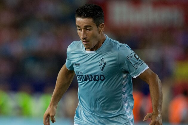 MADRID, SPAIN - AUGUST 30: Saul Berjon of SD Eibar controls the ball during the La Liga match between Club Atletico de Madrid and SD Eibar at Vicente Calderon Stadium on August 30, 2014 in Madrid, Spain.  (Photo by Gonzalo Arroyo Moreno/Getty Images)