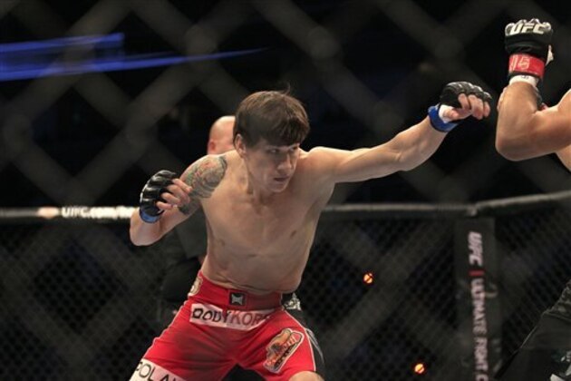 Brian Bowles fights Uriah Faber in a UFC 139 Mixed Martial Arts bantamweight bout in San Jose, Calif., Saturday, Nov. 19, 2011. (AP Photo/Jeff Chiu)