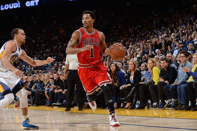OAKLAND, CA - JANUARY 27:  Derrick Rose #1 of the Chicago Bulls drives to the basket against the Golden State Warriors on January 27, 2015 at ORACLE Arena in Oakland, California. NOTE TO USER: User expressly acknowledges and agrees that, by downloading and or using this Photograph, user is consenting to the terms and conditions of the Getty Images License Agreement. Mandatory Copyright Notice: Copyright 2015 NBAE (Photo by Noah Graham/NBAE via Getty Images)
