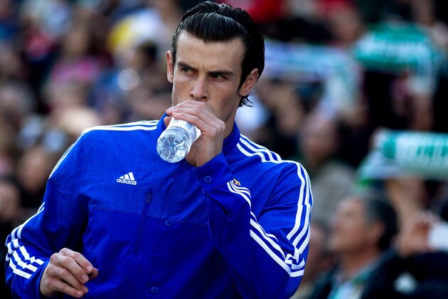 CORDOBA, SPAIN - JANUARY 24: Gareth Bale of Real Madrid CF drinks water prior to the start of the La Liga match between Cordoba CF and Real Madrid CF at El Arcangel stadium on January 24, 2015 in Cordoba, Spain.  (Photo by Gonzalo Arroyo Moreno/Getty Images)