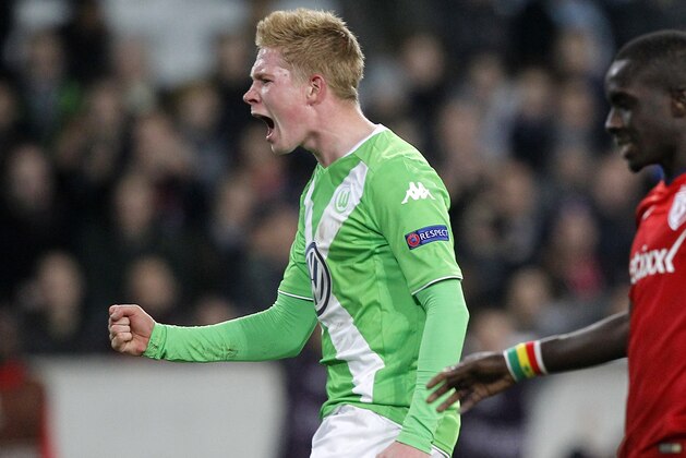 Wolfburg's Kevin De Bruyne, left, reacts after his teammate Wolfburg's Rodriguez scores during their Europa League Group H soccer match between Vfl Wolfsburg and Lille at the Lille Metropole stadium in Villeneuve d'Ascq, northern France, Thursday, Dec. 11, 2014. (AP Photo/Michel Spingler)