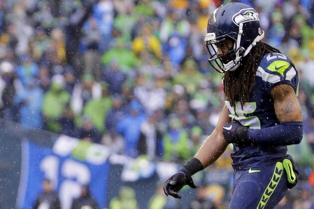 EN fotografía del 18 de enero de 2015 se ve al cornerback de los Seahawks de Seattle Richard Sherman contraer su brazo lastimado en el partido contra los Packers de Green Bay. (Foto AP/Ted S. Warren, File)