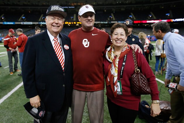 NEW ORLEANS, LA - JANUARY 02:  President of University of Oklahoma David Boren talks with head coach Bob Stoops of the Oklahoma Sooners after defeating the Alabama Crimson Tide 45-31 during the Allstate Sugar Bowl at the Mercedes-Benz Superdome on January 2, 2014 in New Orleans, Louisiana.  (Photo by Kevin C. Cox/Getty Images)
