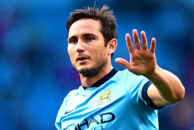 MANCHESTER, ENGLAND - SEPTEMBER 21:  Frank Lampard of Manchester City salutes the Chelsea fans at the end of the Barclays Premier League match between Manchester City and Chelsea at the Etihad Stadium on September 21, 2014 in Manchester, England.  (Photo by Shaun Botterill/Getty Images)