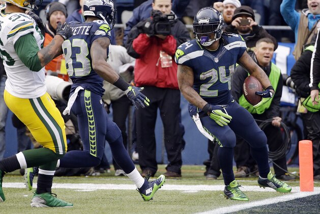 Marshawn Lynch (24) de los Seahawks de Seattle corre hacia la zona de anotación en el partido por la final de la Conferencia Americana contra los Packers de Green Bay el domingo 18 de enero de 2015. (AP Photo/David J. Phillip)