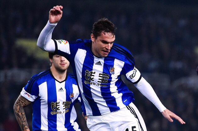 SAN SEBASTIAN, SPAIN - JANUARY 04:  Luis Suarez of FC Barcelona competes for the ball with Ion Ansotegi Gorostola of Real Sociedad during the La Liga match between Real Sociedad de Futbol and FC Barcelona at Estadio Anoeta on January 4, 2015 in San Sebastian, Spain.  (Photo by David Ramos/Getty Images)