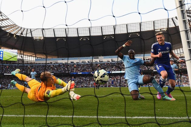 MANCHESTER, ENGLAND - SEPTEMBER 21:  Andre Schurrle of Chelsea scores the first goal past Joe Hart of MAnchester City during the Barclays Premier League match between Manchester City and Chelsea at the Etihad Stadium on September 21, 2014 in Manchester, England.  (Photo by Shaun Botterill/Getty Images)