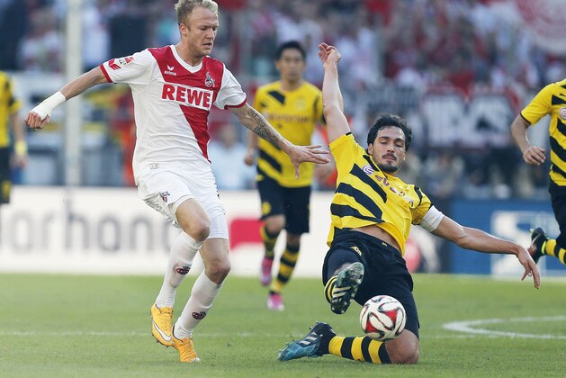 Cologne's Kevin Vogt, left, and Dortmund's Mats Hummels challenge for the ball during the German first division Bundesliga soccer match between 1.FC Cologne and BvB Borussia Dortmund in Cologne, Germany, Saturday, Oct. 18, 2014. (AP Photo/Frank Augstein)