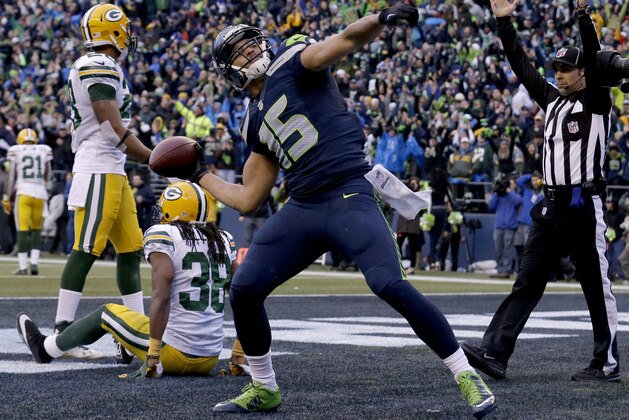 El wide receiver Jermaine Kearse (15) de los Seahawks de Seattle lanza el balón a las gradas tras anotar el touchdown de la victoria contra los Packers de Green Bay en la final de la Conferencia Nacional, el domingo 18 de enero de 2015.  (AP Foto/Jeff Chiu)