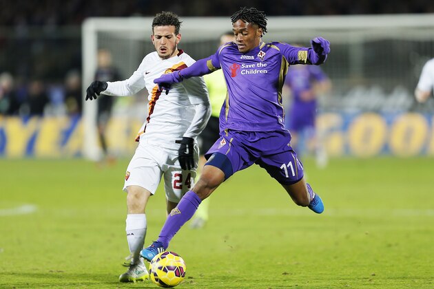 Fiorentina's midfielder Juan Cuadrado, right, runs past Roma's midfielder Alessandro Florenzi during a serie A soccer match between Fiorentina and Roma in Florence, Italy, Sunday, Jan. 25, 2015. (AP Photo/Fabio Muzzi )