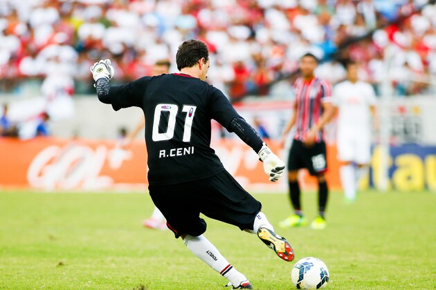 CUIABA, BRAZIL - NOVEMBER 23: Rogerio Ceni of Sao Pauloin action during the match between Santos and Sao Paulo for the Brazilian Series A 2014 at Arena Pantanal on November 23, 2014 in Cuiaba, Brazil. (Photo by Alexandre Schneider/Getty Images)