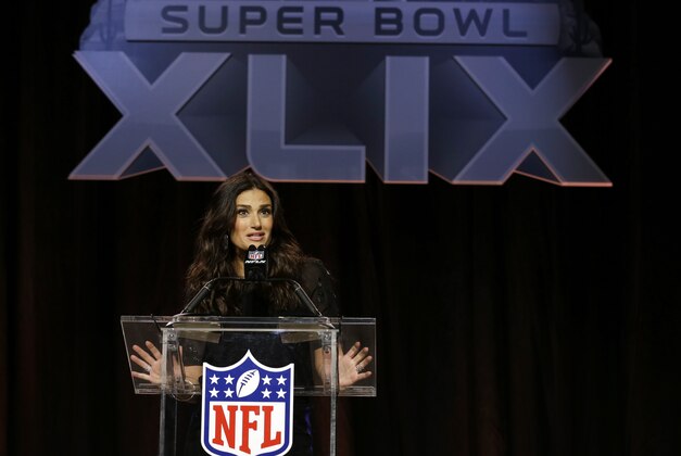 Idina Menzel answers questions at a pregame news conference for NFL Super Bowl XLIX football game Thursday, Jan. 29, 2015, in Phoenix. Menzel is scheduled to sing the national anthem. (AP Photo/Morry Gash)
