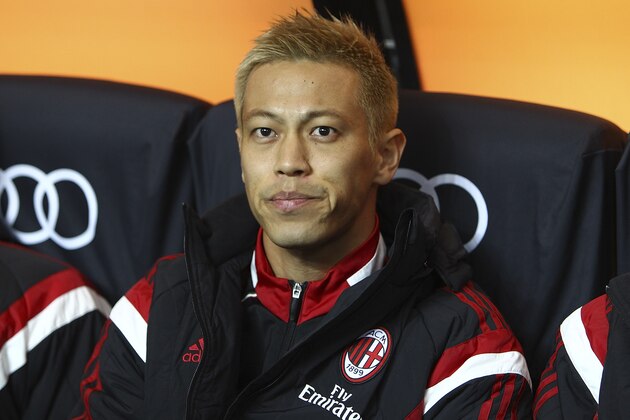 MILAN, ITALY - JANUARY 27:  Keisuke Honda of AC Milan looks on before the TIM Cup match between AC Milan and SS Lazio at Stadio Giuseppe Meazza on January 27, 2015 in Milan, Italy.  (Photo by Marco Luzzani/Getty Images)