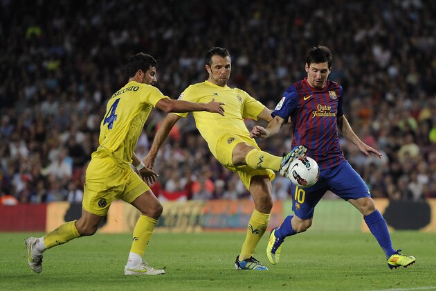 BARCELONA, SPAIN - AUGUST 29:  Lionel Messi of FC Barcelona (R) duels for the ball with Mateo Musacchio of Villarreal CF (L) and Carlos Marchena during the La Liga match between FC Barcelona and Villarreal CF at Camp Nou on August 29, 2011 in Barcelona, Spain.  (Photo by David Ramos/Getty Images)