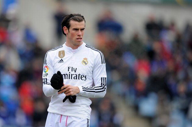 GETAFE, SPAIN - JANUARY 18:  Gareth Bale of Real Madrid puts on his gloves during the La Liga match between Getafe CF and Real Madrid CF at Coliseum Alfonso Perez stadium on January 18, 2015 in Getafe, Spain.  (Photo by Denis Doyle/Getty Images)