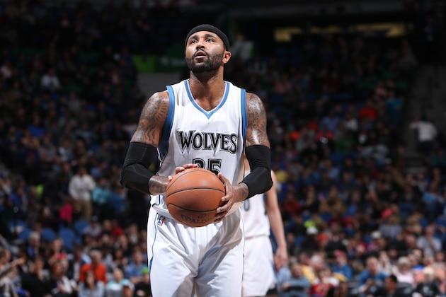 MINNEAPOLIS, MN - JANUARY 23:  Mo Williams #25 of the Minnesota Timberwolves prepares to shoot a free throw against the New Orleans Pelicans on January 23, 2015 at Target Center in Minneapolis, Minnesota. NOTE TO USER: User expressly acknowledges and agrees that, by downloading and or using this Photograph, user is consenting to the terms and conditions of the Getty Images License Agreement. Mandatory Copyright Notice: Copyright 2015 NBAE (Photo by David Sherman/NBAE via Getty Images)