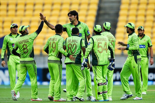 WELLINGTON, NEW ZEALAND - JANUARY 31:  Mohammad Irfan and Mohammad Hafeez of Pakistan celebrate the wicket of Martin Guptill of New Zealand during the One Day International match between New Zealand and Pakistan at Westpac Stadium on January 31, 2015 in Wellington, New Zealand.  (Photo by Hagen Hopkins/Getty Images)