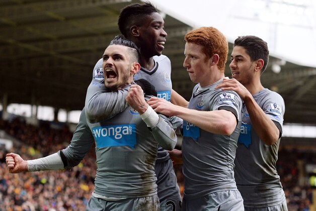 HULL, ENGLAND - JANUARY 31:  Remy Cabella of Newcastle United celebrates scoring the opening goal with team mates during the Barclays Premier League match between Hull City and Newcastle United at KC Stadium on January 31, 2015 in Hull, England.  (Photo by Nigel Roddis/Getty Images)
