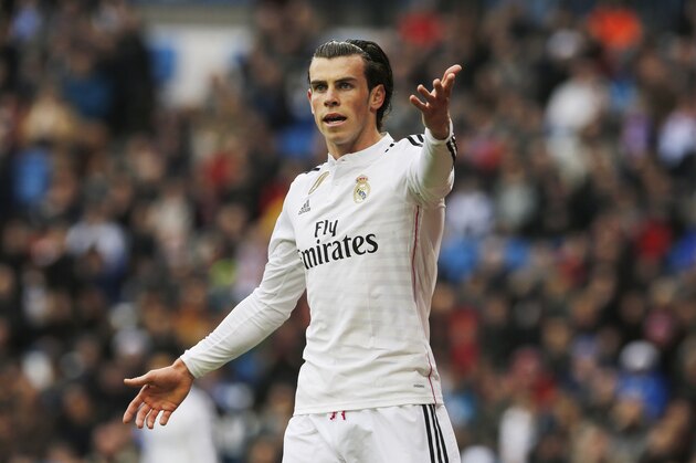 Real Madrid's Gareth Bale protests during a Spanish La Liga soccer match between Real Madrid and Real Sociedad at the Santiago Bernabeu stadium in Madrid, Spain, Saturday Jan. 31, 2015. (AP Photo/Paul White)