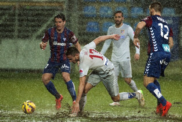 Atletico de Madrid's Saul Niguez, center, duels for the ball in heavy rain with SD Eibar's Borja, during their La Liga soccer match, at Ipurua stadium in Eibar, northern Spain, Saturday, Jan. 31, 2015. (AP Photo/Alvaro Barrientos) Atletico de Madrid's Saul Niguez, center, duels for the ball in heavy rain with SD Eibar's Borja, during their La Liga soccer match, at Ipurua stadium in Eibar, northern Spain, Saturday, Jan. 31, 2015. (AP Photo/Alvaro Barrientos)