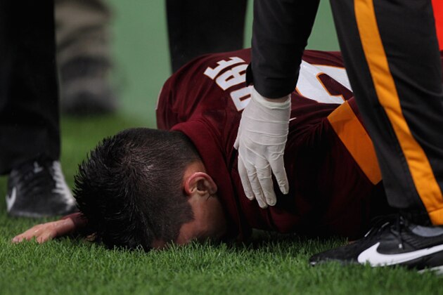 ROME, ITALY - JANUARY 31:  Juan Pablo Iturbe of AS Roma reacts after being injured during the Serie A match between AS Roma and Empoli FC at Stadio Olimpico on January 31, 2015 in Rome, Italy.  (Photo by Paolo Bruno/Getty Images)