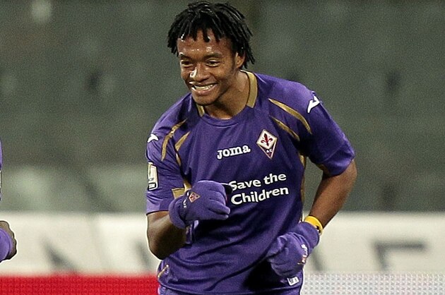 FLORENCE, ITALY - JANUARY 21: Guillermo Cuadrado (R) of ACF Fiorentina celebrates after scoring a goal during the TIM Cup match between the TIM Cup match between ACF Fiorentina and Atalanta BC at Artemio Franchi on January 21, 2015 in Florence, Italy.  (Photo by Gabriele Maltinti/Getty Images)