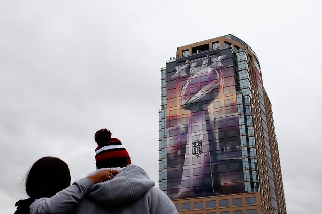 PHOENIX, AZ - JANUARY 31:  Fans pose for pictures prior to the upcoming Super Bowl XLIX between Seahawks and New England Patriots on January 31, 2015 in Phoenix, Arizona.  (Photo by Kevin C. Cox/Getty Images)