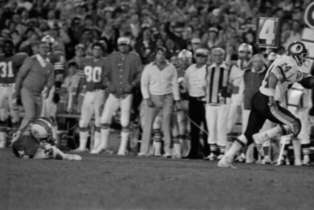 Washington Redskins running back John Riggins (44) barrels downfield for a second half touchdown against the Miami Dolphins in Super Bowl XVII at the Rose Bowl, Sunday, Jan. 30, 1983, Pasadena, Calif. Riggins set a Super Bowl rushing record. (AP Photo)