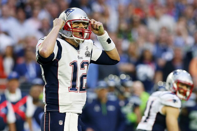 GLENDALE, AZ - FEBRUARY 01:  Tom Brady #12 of the New England Patriots shouts at the line of scrimage while playing the Seattle Seahawks in the first quarter during Super Bowl XLIX at University of Phoenix Stadium on February 1, 2015 in Glendale, Arizona.  (Photo by Tom Pennington/Getty Images)