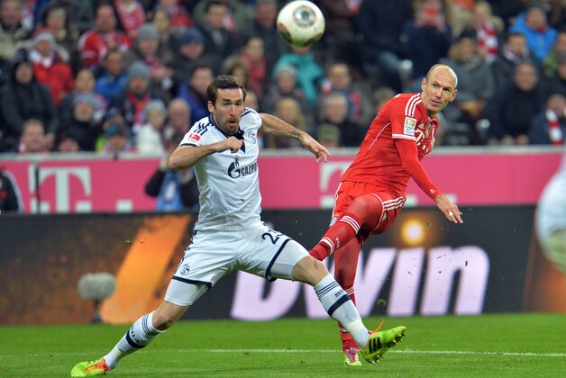El jugador de Bayern Munich, Arjen Robben, derecha, remata en un partido contra Schalke por la Bundesliga el sábado, 1 de marzo de 2014, en Munich, Alemania. (AP Photo/Kerstin Joensson)