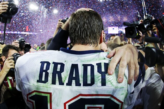 GLENDALE, AZ - FEBRUARY 01:  Tom Brady #12 of the New England Patriots is surrounded by the media after defeating the Seattle Seahawks 28-24 during Super Bowl XLIX at University of Phoenix Stadium on February 1, 2015 in Glendale, Arizona.  (Photo by Tom Pennington/Getty Images)