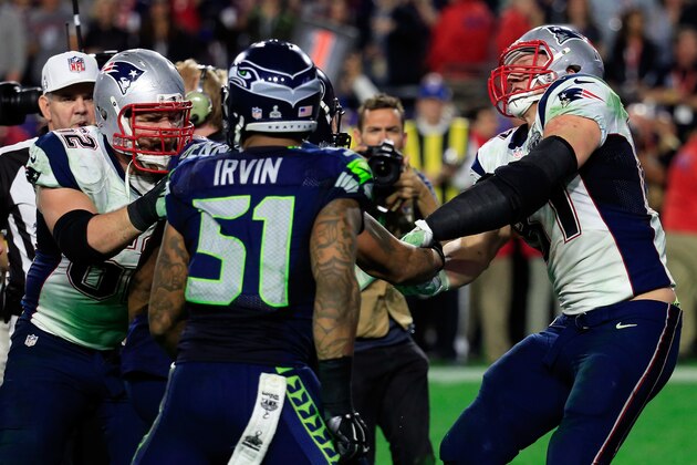 GLENDALE, AZ - FEBRUARY 01:   Rob Gronkowski #87 of the New England Patriots and Michael Bennett #72 of the Seattle Seahawks clash in the fourth quarter during Super Bowl XLIX at University of Phoenix Stadium on February 1, 2015 in Glendale, Arizona.  (Photo by Rob Carr/Getty Images)
