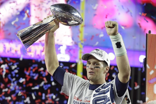 El  quarterback Tom Brady de los Patriots de Nueva Inglaterra celebra con el trofeo Lombardi tras ganar el Súper Bowl ante los Seahawks de Seattle, el domingo 1 de febrero de 2015 en Glendale, Arizona. Los Patriots se impusieron 28-24. (AP Foto/Michael Conroy)