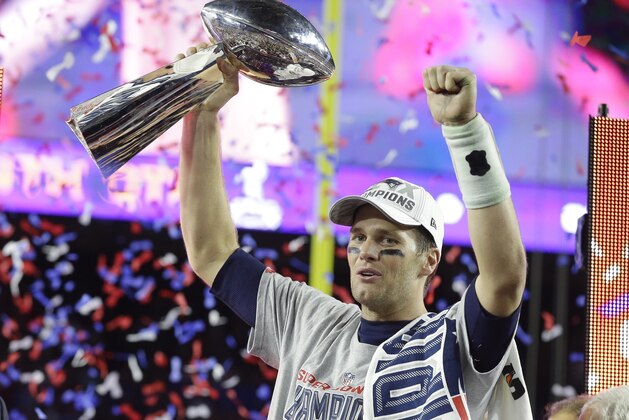 El  quarterback Tom Brady de los Patriots de Nueva Inglaterra celebra con el trofeo Lombardi tras ganar el Súper Bowl ante los Seahawks de Seattle, el domingo 1 de febrero de 2015 en Glendale, Arizona. Los Patriots se impusieron 28-24. (AP Foto/Michael Conroy)