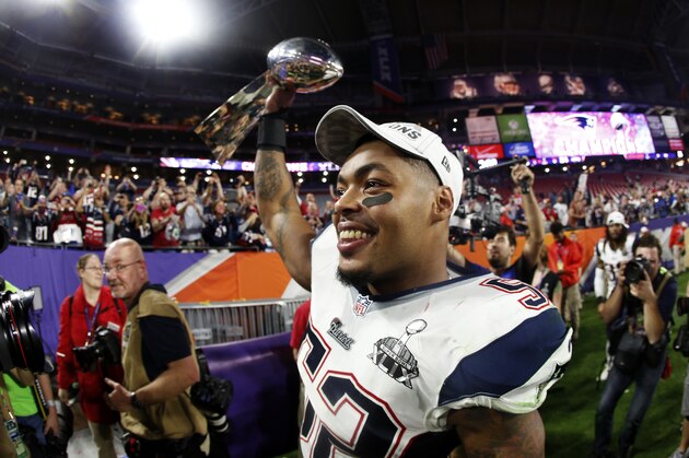 GLENDALE, AZ - FEBRUARY 01: Jonathan Casillas #52 of the New England Patriots celebrates with the Vince Lombardi Trophy after defeating the Seattle Seahawks 28-24 in Super Bowl XLIX at University of Phoenix Stadium on February 1, 2015 in Glendale, Arizona.  (Photo by Christian Petersen/Getty Images)