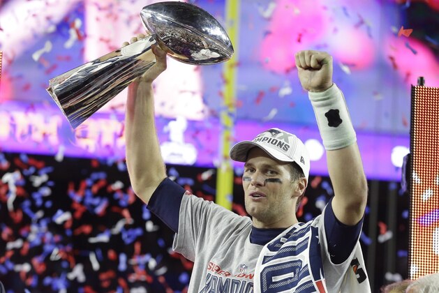 El  quarterback Tom Brady de los Patriots de Nueva Inglaterra celebra con el trofeo Lombardi tras ganar el Súper Bowl ante los Seahawks de Seattle, el domingo 1 de febrero de 2015 en Glendale, Arizona. Los Patriots se impusieron 28-24. (AP Foto/Michael Conroy)