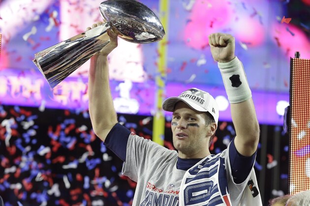 El  quarterback Tom Brady de los Patriots de Nueva Inglaterra celebra con el trofeo Lombardi tras ganar el Súper Bowl ante los Seahawks de Seattle, el domingo 1 de febrero de 2015 en Glendale, Arizona. Los Patriots se impusieron 28-24. (AP Foto/Michael Conroy)