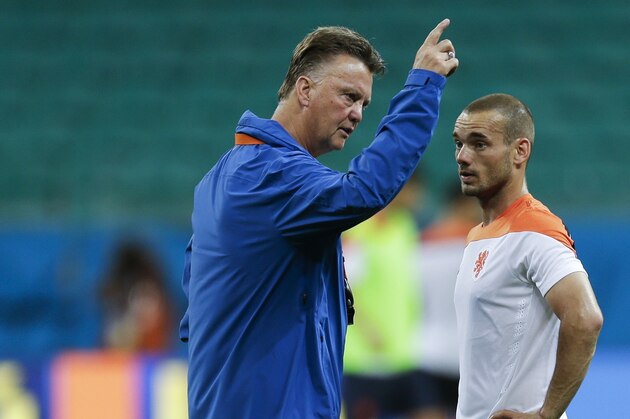 Netherlands' head coach Louis van Gaal, left, gives instructions to player Wesley Sneijder during an official training session the day before the group B World Cup soccer match between Spain and the Netherlands at the Arena Ponte Nova in Salvador, Brazil, Thursday, June 12, 2014.  (AP Photo/Natacha Pisarenko)
