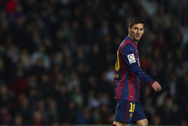 ELCHE, SPAIN - JANUARY 24:  Lionel Messi of Barcelona looks on during the La Liga match between Elche FC and FC Barcelona at Estadio Manuel Martinez Valero on January 24, 2015 in Elche, Spain.  (Photo by Manuel Queimadelos Alonso/Getty Images)