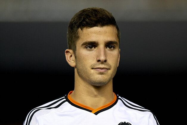 VALENCIA, SPAIN - AUGUST 29:  Jose Gaya of Valencia salutes the fans prior to the start the La Liga match between Valencia CF and Malaga CF at Estadi de Mestalla on August 29, 2014 in Valencia, Spain.  (Photo by Manuel Queimadelos Alonso/Getty Images)