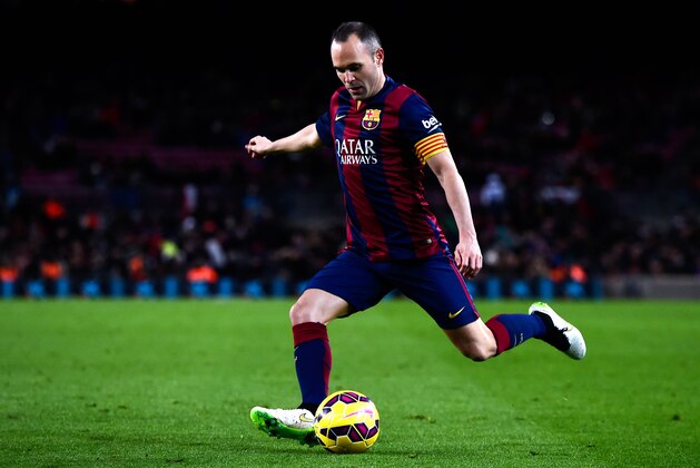 BARCELONA, SPAIN - FEBRUARY 01:  Andres Iniesta of FC Barcelona kicks the ball during the La Liga match between FC Barcelona and Villarreal CF at Camp Nou on February 1, 2015 in Barcelona, Spain.  (Photo by David Ramos/Getty Images)