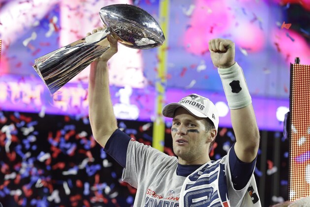 El  quarterback Tom Brady de los Patriots de Nueva Inglaterra celebra con el trofeo Lombardi tras ganar el Súper Bowl ante los Seahawks de Seattle, el domingo 1 de febrero de 2015 en Glendale, Arizona. Los Patriots se impusieron 28-24. (AP Foto/Michael Conroy)