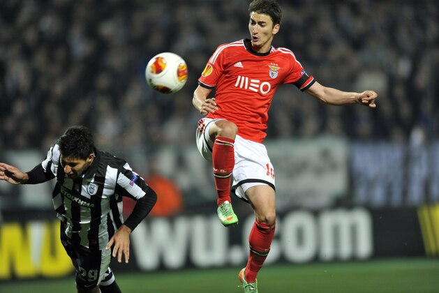 Paoks' Juan Insaurralde, left and Benfica's Filip Djuricic fight for the ball during their Europa League round of 32, first leg soccer match at Toumpa stadium, Thessaloniki, Greece on Thursday, Feb. 20, 2014.  (AP Photo/Nikolas Giakoumidis)