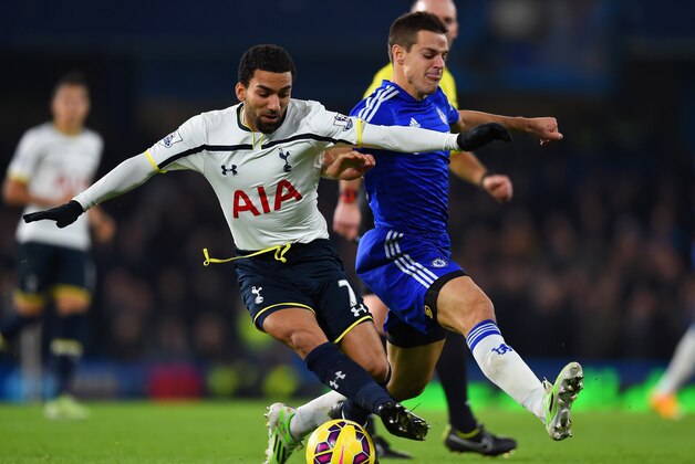 LONDON, ENGLAND - DECEMBER 03:  Aaron Lennon of Spurs and Cesar Azpilicueta of Chelsea fight for the ball during the Barclays Premier League match between Chelsea and Tottenham Hotspur at Stamford Bridge on December 3, 2014 in London, England.  (Photo by Paul Gilham/Getty Images)